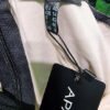Etiqueta de talla de ropa Apart con encaje negro.