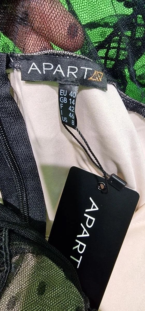Etiqueta de talla de ropa Apart con encaje negro.