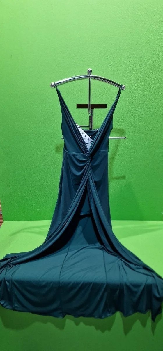 Vestido azul elegante en perchero verde