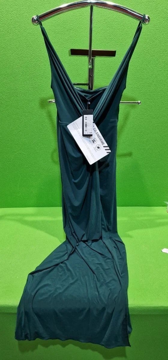 Vestido verde oscuro elegante en percha