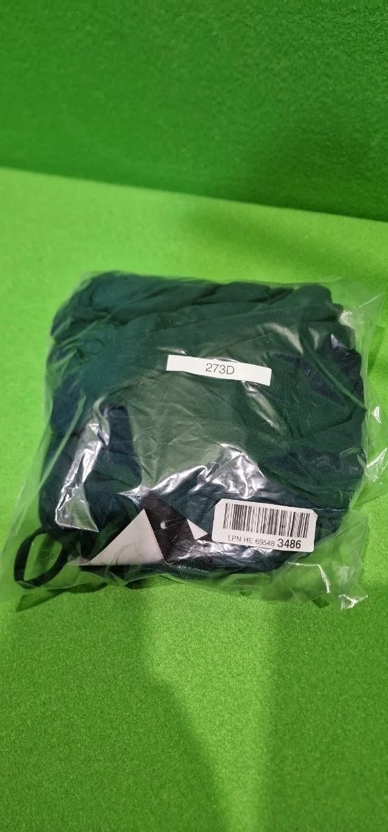 Bolsa plástica con ropa oscura y etiqueta de código