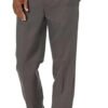Pantalones grises de vestir con camisa de cuadros.