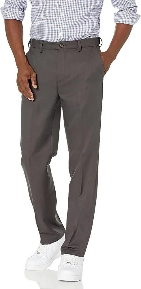 Pantalones grises de vestir con camisa de cuadros.