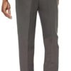 Hombre con pantalones grises y camisa a cuadros.