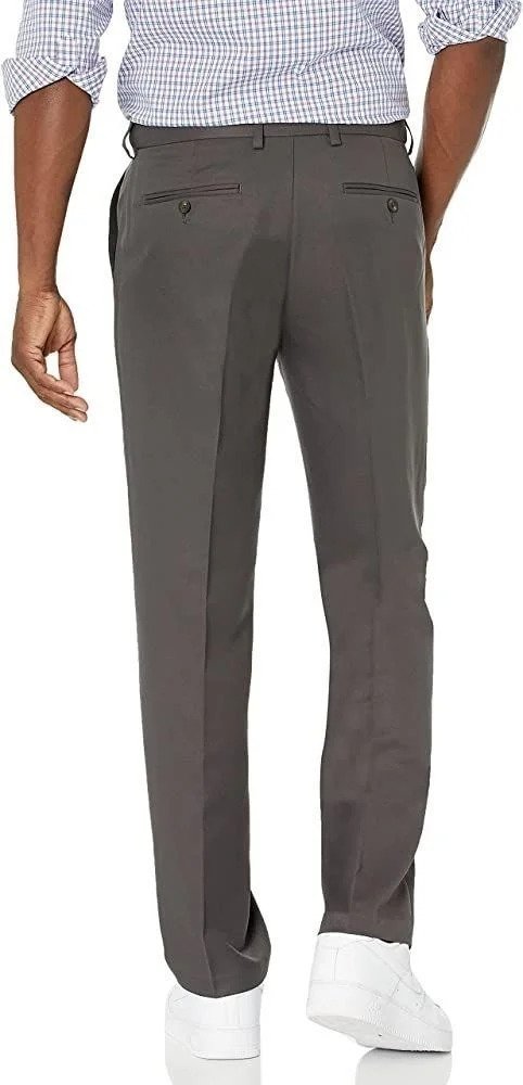 Hombre con pantalones grises y camisa a cuadros.
