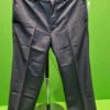 Pantalones grises colgados en percha verde
