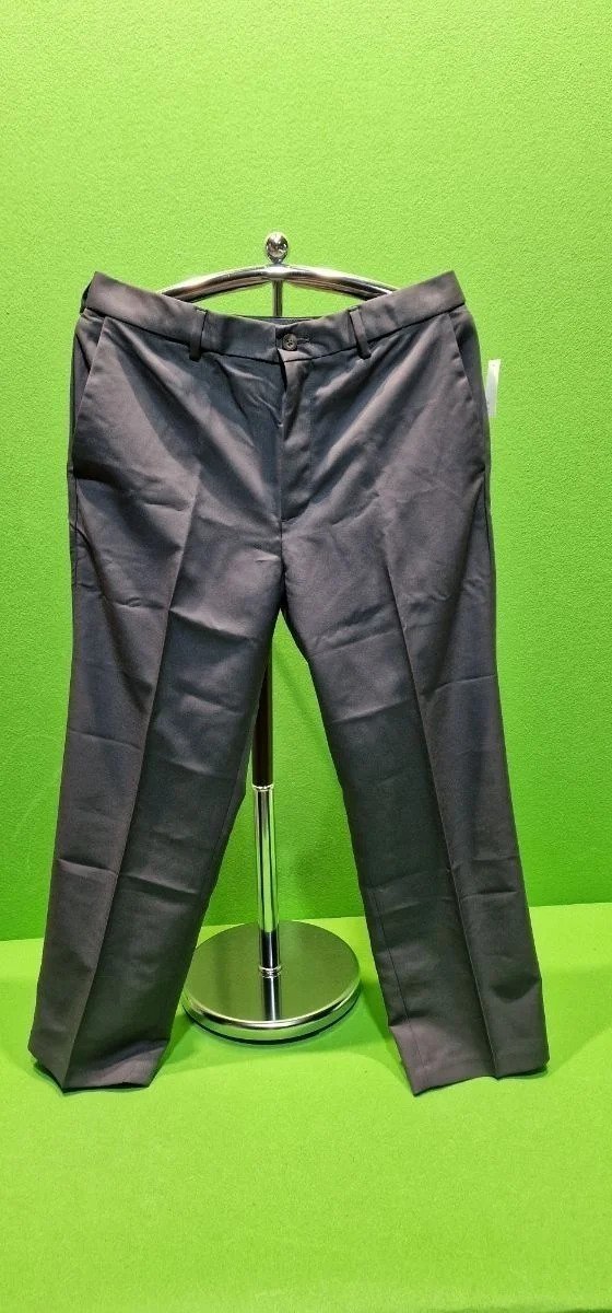 Pantalones grises colgados en percha verde