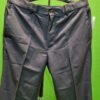 Pantalón gris en percha contra fondo verde.