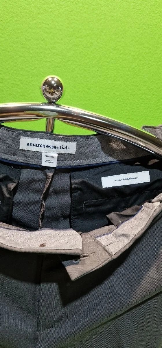 Etiqueta pantalón Amazon Essentials clásico colgado.