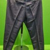 Pantalones oscuros en maniquí verde