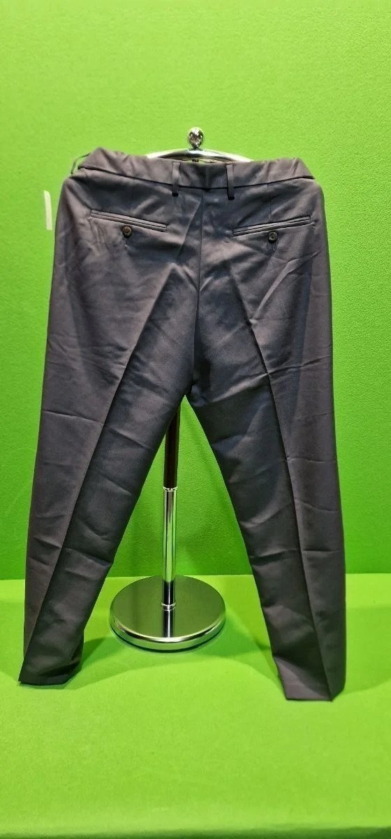Pantalones oscuros en maniquí verde