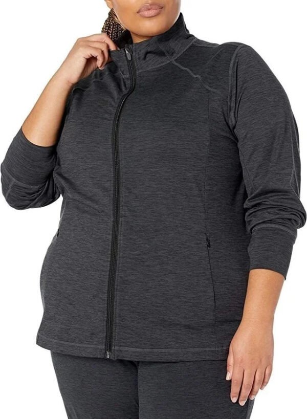 Mujer con chaqueta deportiva negra de talla grande.