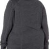 Mujer con jersey deportivo gris de espaldas.