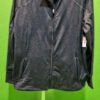 Chaqueta gris con cremallera y fondo verde