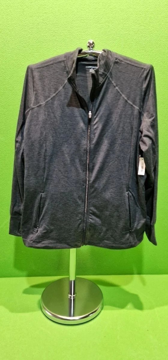 Chaqueta gris con cremallera y fondo verde