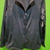 Chaqueta gris de lana expuesta en percha.