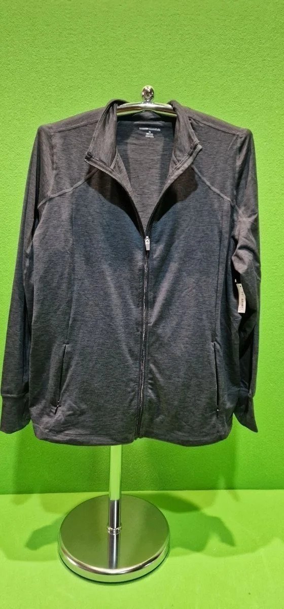 Chaqueta gris de lana expuesta en percha.