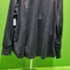 Camisa gris de manga larga en maniquí.