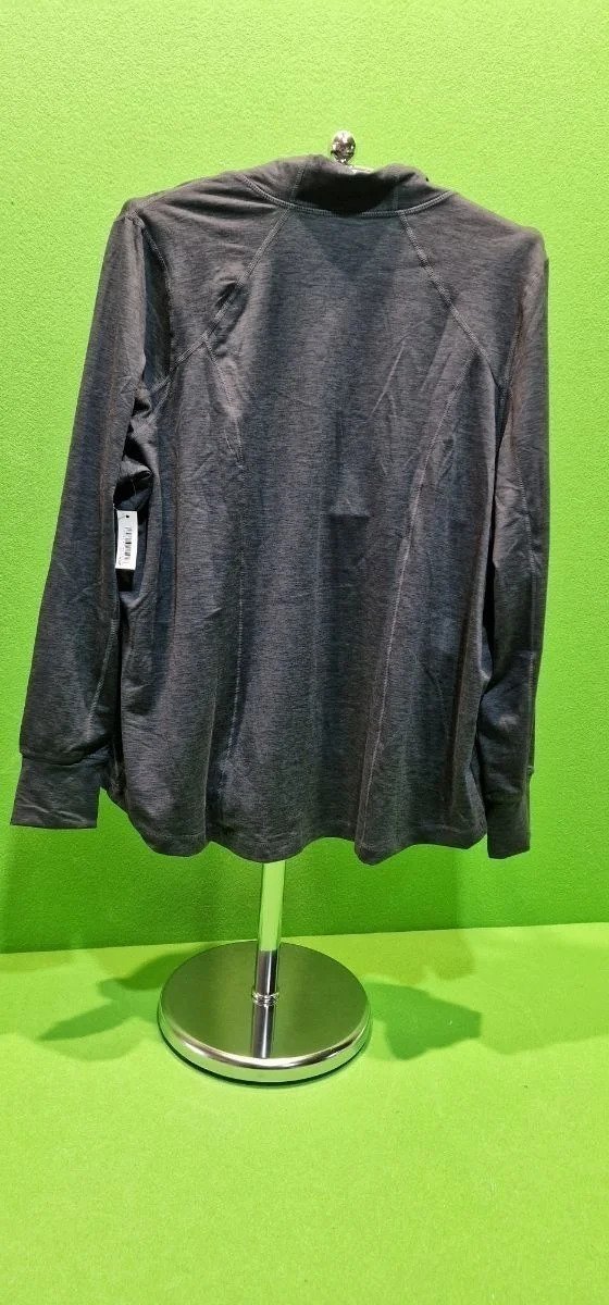 Camisa gris de manga larga en maniquí.