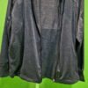 Chaqueta gris colgada en un perchero metálico.