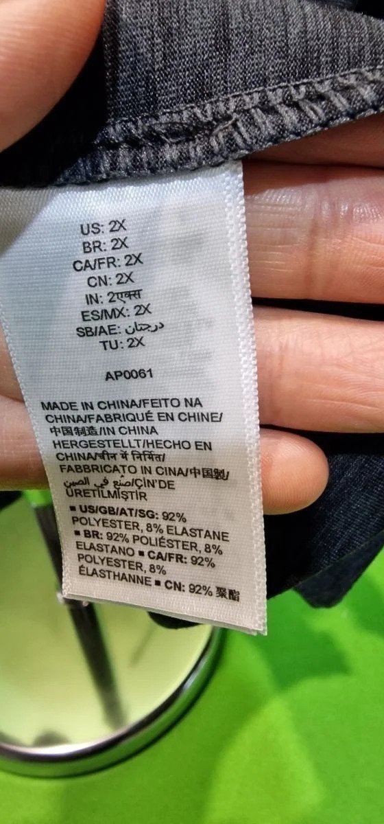 Etiqueta de ropa, composición 92% poliéster, 8% elastano.