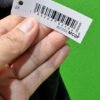 Etiqueta con código de barras en prenda de vestir.