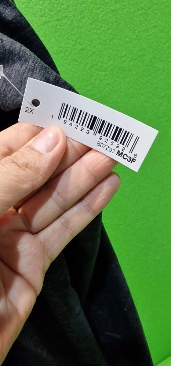 Etiqueta con código de barras en prenda de vestir.