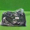 Paquete de sudadera negra en fondo verde