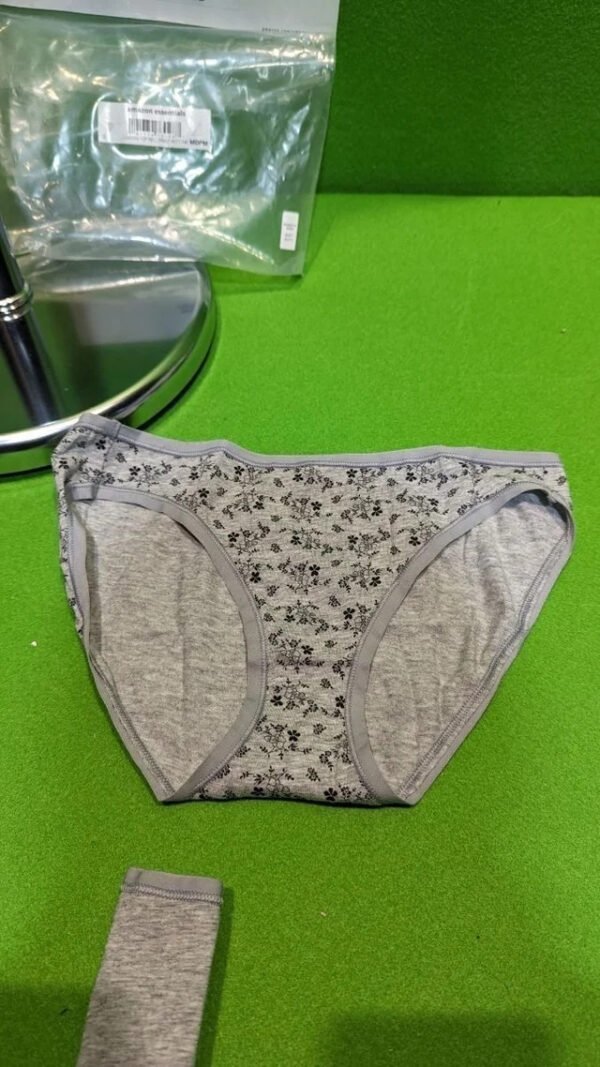 Bragas grises con estampado floral en exhibición