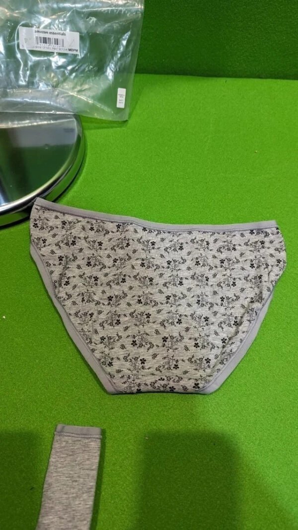 Bragas estampadas grises sobre fondo verde.