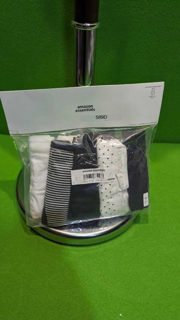 Pack de calcetines Amazon Essentials en bolsa transparente.