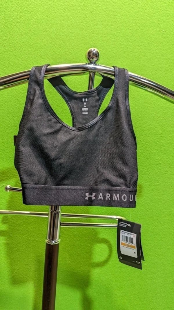 Sujetador deportivo negro en exposición.