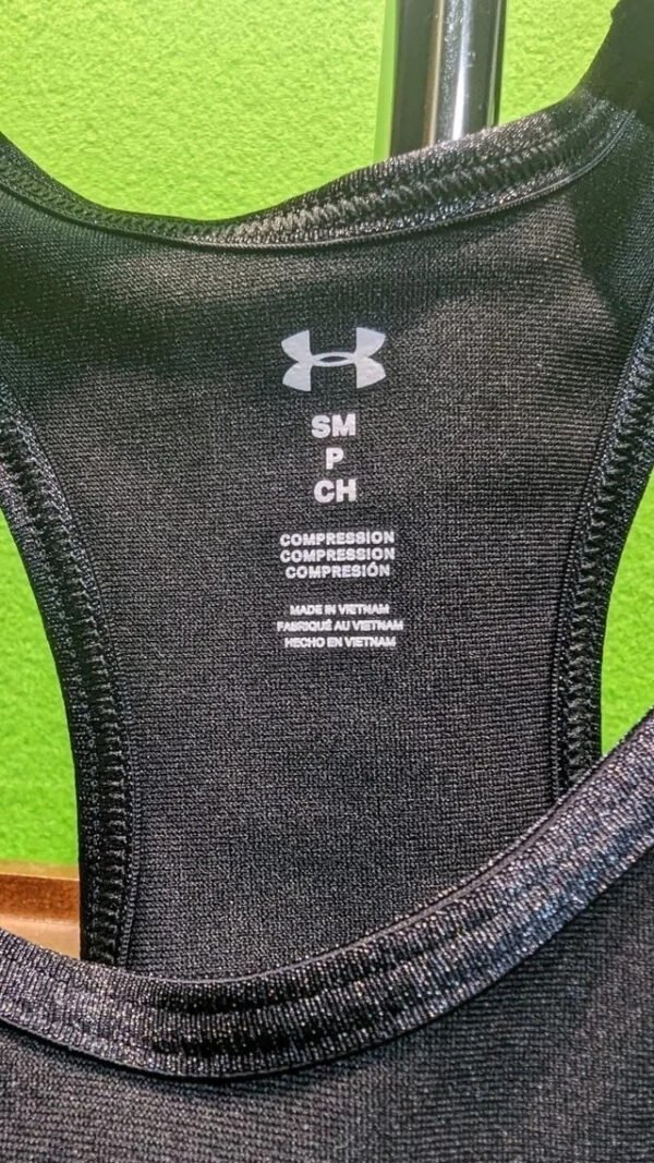 Camiseta negra deportiva de compresión, talle pequeño.