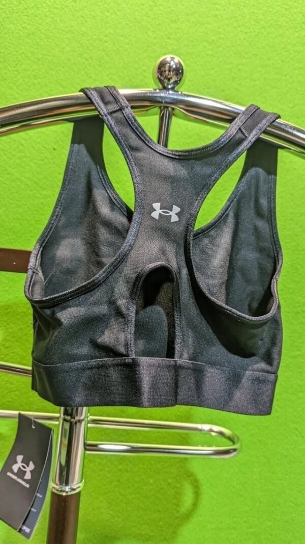 Sujeto deportivo negro de espalda cruzada en percha.