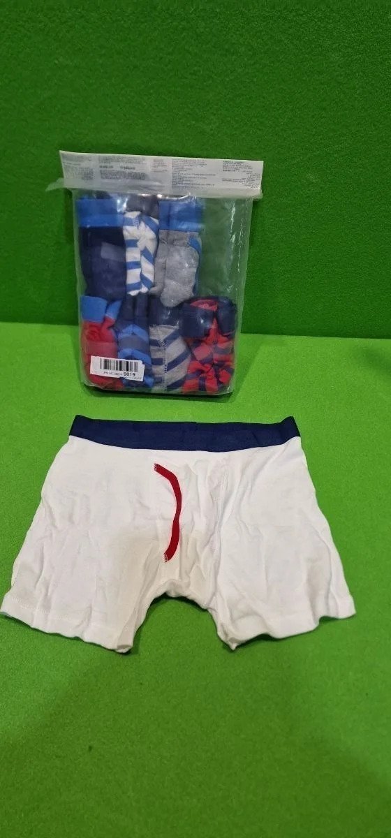 Pack de calcetines y calzoncillos blancos.