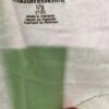 Etiqueta de camiseta Amazon Essentials, hecha en Pakistán.