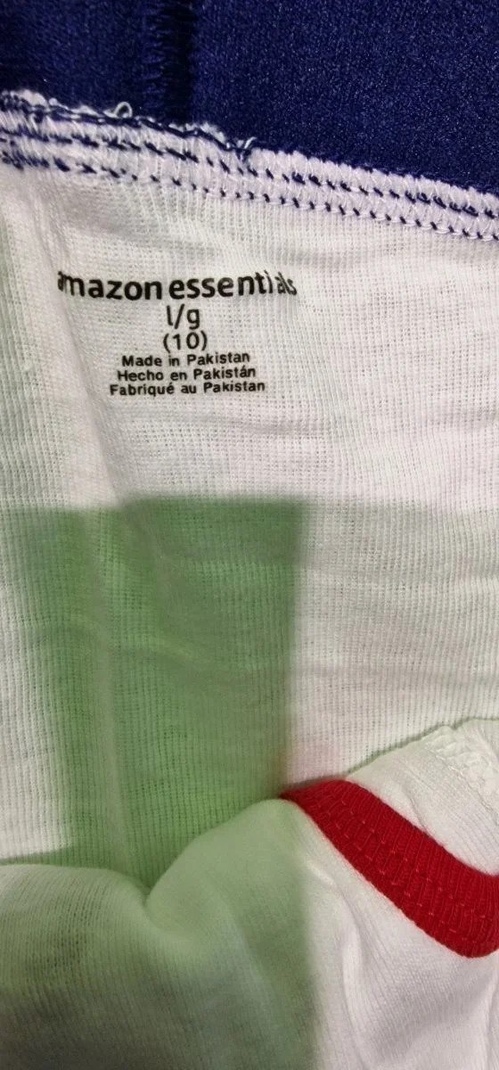 Etiqueta de camiseta Amazon Essentials, hecha en Pakistán.