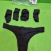 Ropa interior negra con calcetines frente a embalaje.