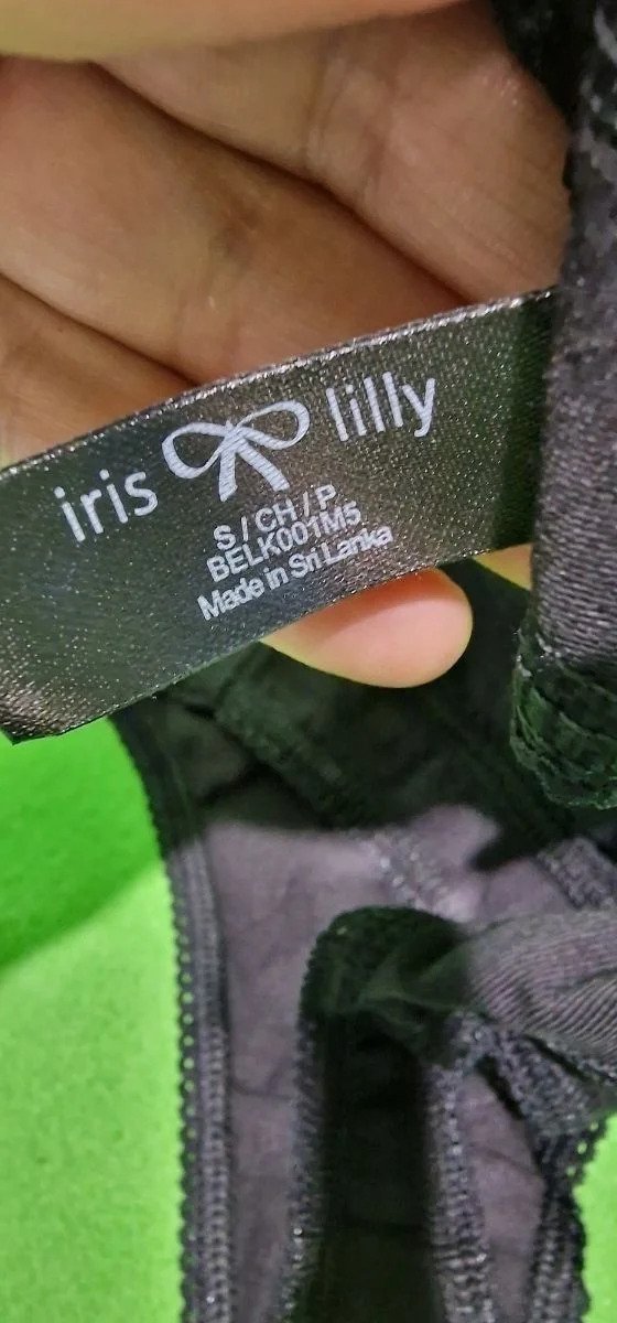 Etiqueta de ropa Iris Lilly, hecha en Sri Lanka.