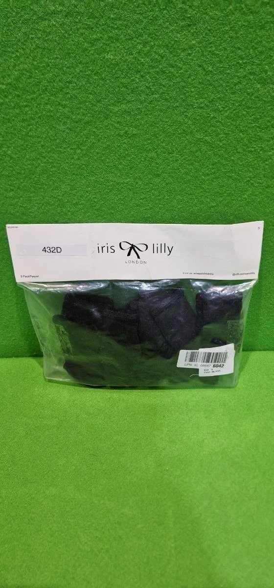 Producto Iris & Lilly empaquetado sobre fondo verde.