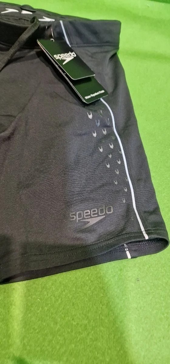 Bañador Speedo negro con etiqueta visible.
