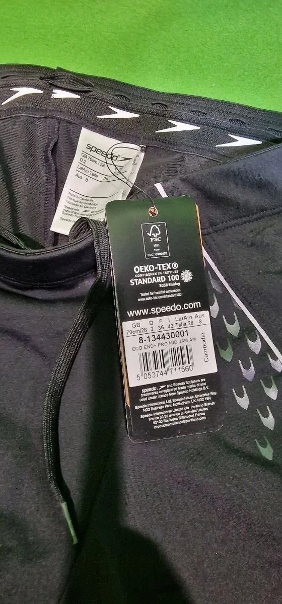 Etiqueta de bañador Speedo con detalles del producto.