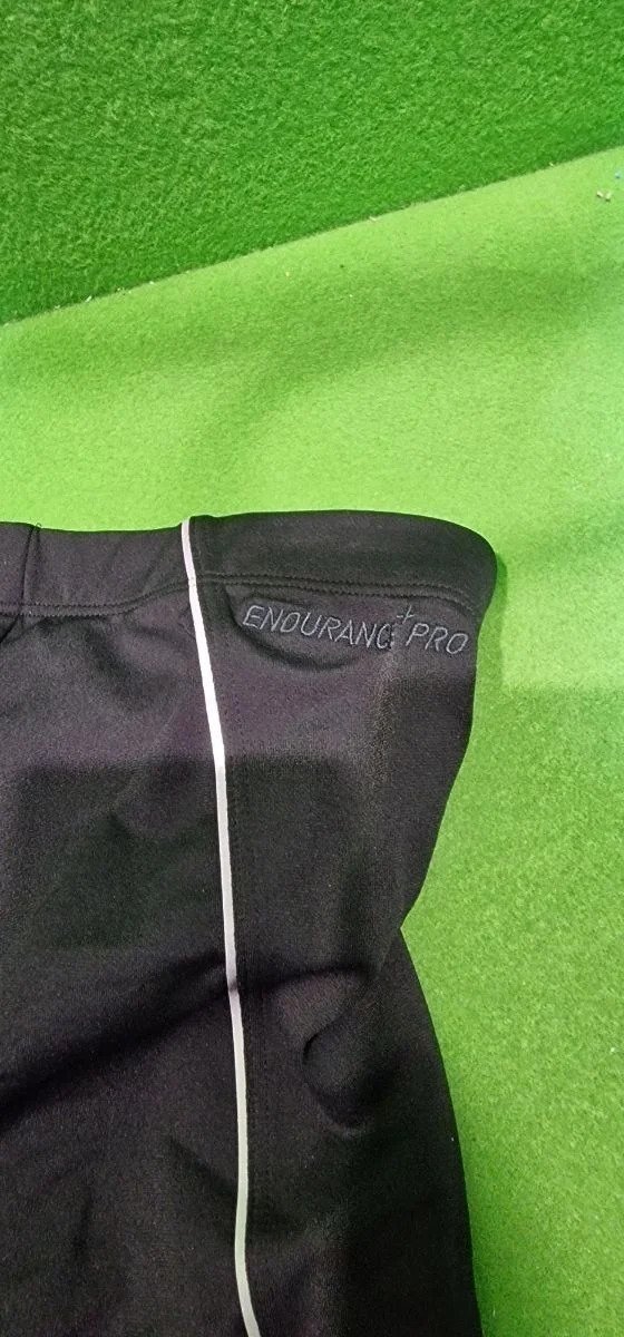 Short deportivo negro con marca Endurance Pro