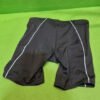 Pantalones cortos deportivos negros con líneas blancas.