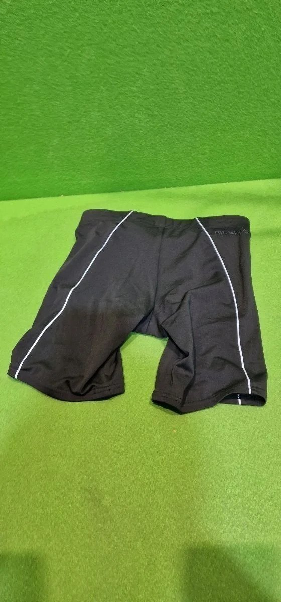 Pantalones cortos deportivos negros con líneas blancas.