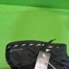 Pantalón negro con etiqueta y fondo verde