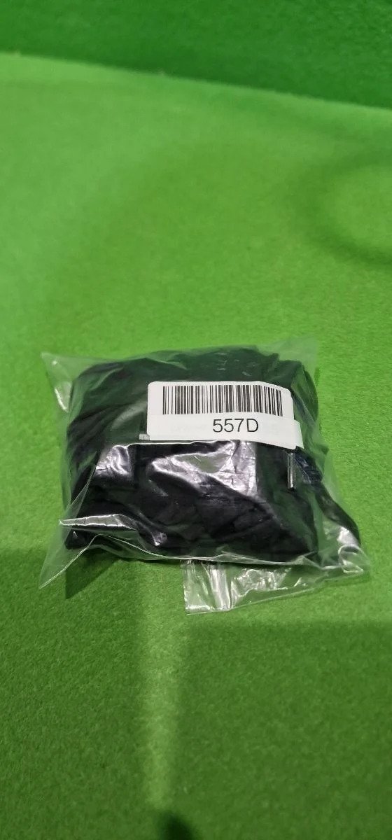 Bolsa negra sellada con código de barras 557D.