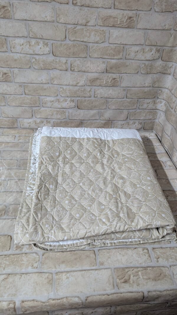 Colcha color beige oriental para cama de 90