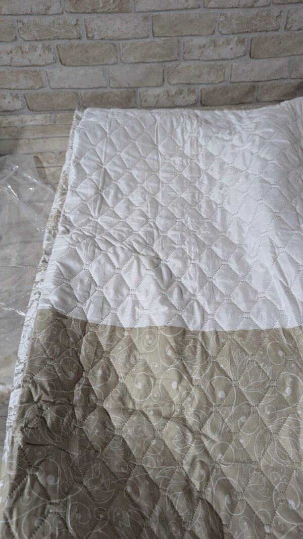 Colcha color beige oriental para cama de 90
