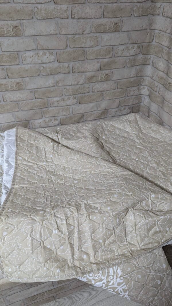 Colcha color beige oriental para cama de 90